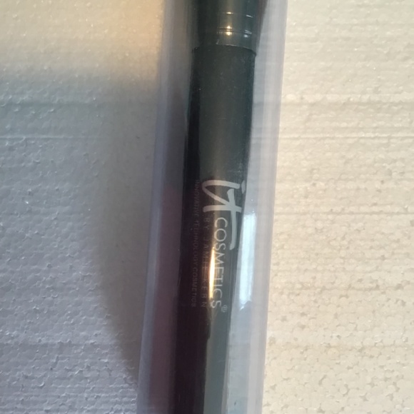It cosmetics make up brush brand new - Picture 2 of 3